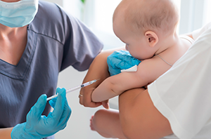 Notícia: Auxiliar que vacinou bebê sem conferir idade e rasurou cartão de imunização tem justa causa confirmada